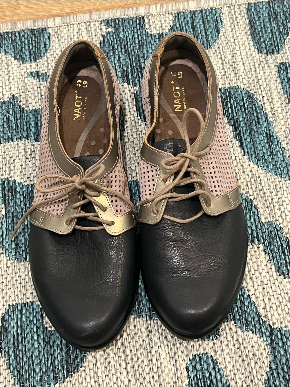 Naot Women's Two-Tone Black and Beige Lace-Up Oxford l 40